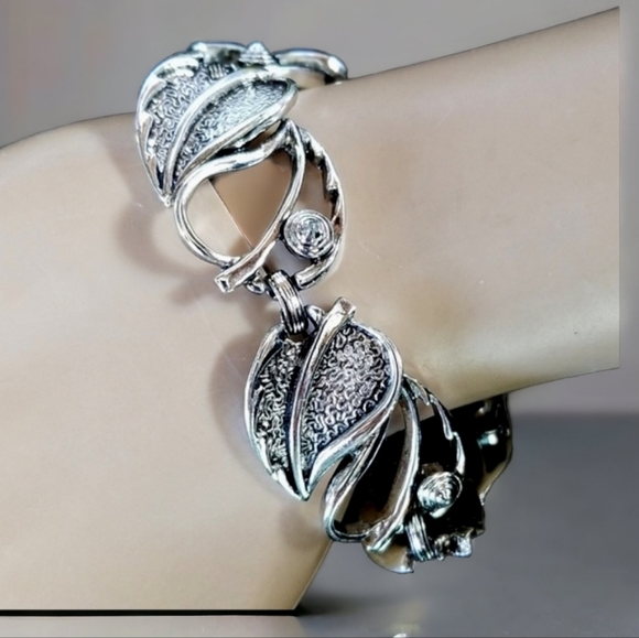 Vintage Signed SARAH COVENTRY Leaf Design Bracelet - Picture 2 of 10